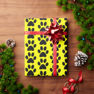 Zwarte honden/katten/dierenpootafdrukken op geel cadeaupapier