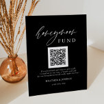 Zwarte Honeymoon Wish QR Code Sign. Reclamebord Met Voetstuk<br><div class="desc">Zeg "ik doe" tegen een moderne bruiloft! Een bruiloft plannen? Je hebt moderne kalligrafie-trouwdagen nodig, trouwtafeldecoraties en minimalistische Calligrafie Wedding Rustic Honeymoon Fund QR Wishing Well Sign. We bieden moderne calligrafische stijlen voor al je behoeften. Orde op Zazzle en ik zal je helpen je gepersonaliseerde ontwerp te creëer op een...</div>