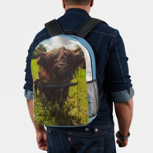 Zwarte hoogland koe grazend groen veld zonlicht bedrukte rugzak (Insitu (model))