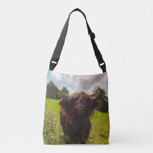 Zwarte hoogland koe grazend groen veld zonlicht crossbody tas