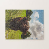 Zwarte hoogland koe grazend groen veld zonlicht legpuzzel (Horizontaal)