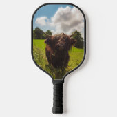 Zwarte hoogland koe grazend groen veld zonlicht pickleball paddle (Achterkant)