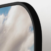 Zwarte hoogland koe grazend groen veld zonlicht pickleball paddle (Links Detail)