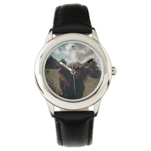 Zwarte hoogland Schotse koe grazend  retro Horloge