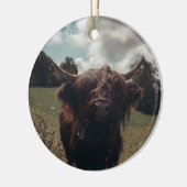 Zwarte hoogland Schotse koe grazend  retro Keramisch Ornament (Links)