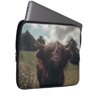 Zwarte hoogland Schotse koe grazend retro Laptop Sleeve