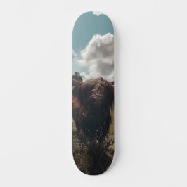 Zwarte hoogland Schotse koe grazend  retro Persoonlijk Skateboard