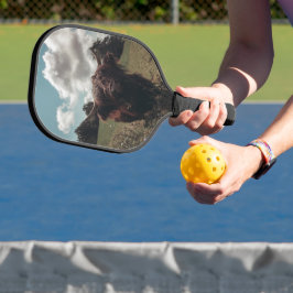 Zwarte hoogland Schotse koe grazend  retro Pickleball Paddle