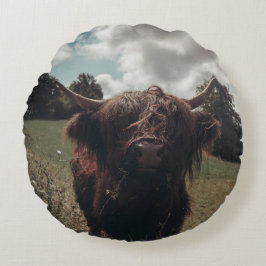 Zwarte hoogland Schotse koe grazend  retro Rond Kussen