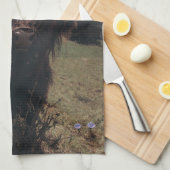 Zwarte hoogland Schotse koe grazend  retro Theedoek (Quarter Fold)