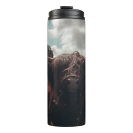 Zwarte hoogland Schotse koe grazend  retro Thermosbeker