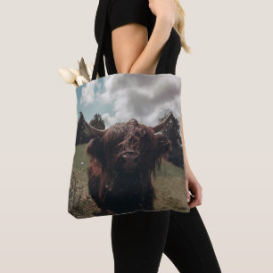 Zwarte hoogland Schotse koe grazend retro Tote Bag