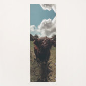 Zwarte hoogland Schotse koe grazend  retro Yogamat (Voorkant)