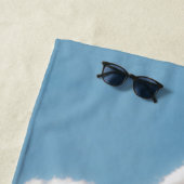 Zwarte hooglandkoe graast op groen veld in zonlich strandlaken (In situ)