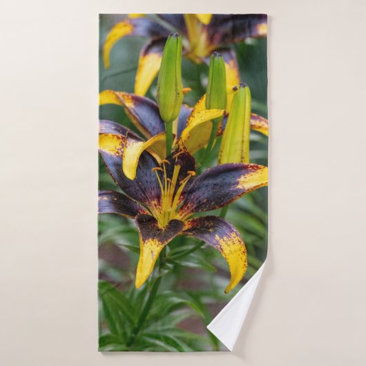 Zwarte hybride Aziatische lelie, bloemenfotografie Bad Handdoek (Badhanddoek)