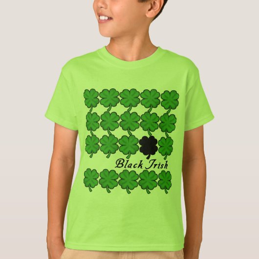 Zwarte Ieren met veel shamrocks T-shirt (Voorkant)
