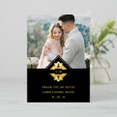 Zwarte Initialen Golden Chic Lace Romantic Wedding Folie Uitnodiging (Staand Voorkant)