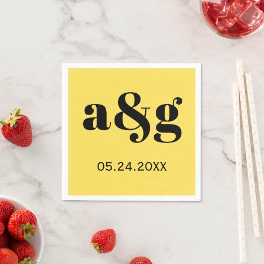 Zwarte initialen typografie op gele bruiloft servet (Insitu)