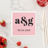 Zwarte initialen typografie op roze bruiloft servet (Insitu)