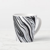 Zwarte inkt wervelt marmer - tijdloze elegantie latte mok (Rechterhoek)