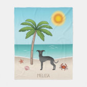 Zwarte Italiaanse Greyhound bij tropische zomerstr Fleece Deken (Voorkant)