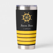 Zwarte jachtboot naam goud stuurwiel strepen geïsoleerde drinkbeker (Achterkant)