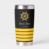 Zwarte jachtboot naam goud stuurwiel strepen geïsoleerde drinkbeker (Voorkant)