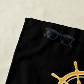 Zwarte jachtboot naam goud stuurwiel strepen strandlaken (In situ)