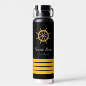 Zwarte jachtboot naam goud stuurwiel strepen waterfles (Achterkant)