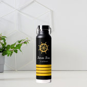 Zwarte jachtboot naam goud stuurwiel strepen waterfles