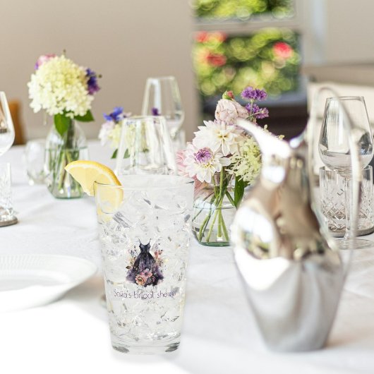 Zwarte jurk paarse bloem bruidsdouche glas