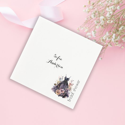 Zwarte jurk paarse bloem servet