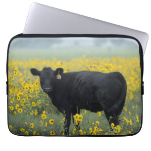 Zwarte Kalf in een Veld met Zonnebloemen Laptop Sleeve