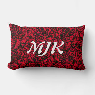 Zwarte kant op rood monogram kussen