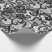 Zwarte kant op wit cadeaupapier (Hoek)