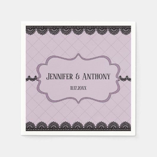 Zwarte kant op zachte lavendelkleurige aangepaste  servet (Voorkant)