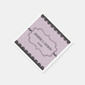 Zwarte kant op zachte lavendelkleurige aangepaste  servet (Hoek)