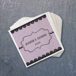 Zwarte kant op zachte lavendelkleurige aangepaste  servet