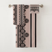 Zwarte kant, openwerk, bruine achtergrond, beige,  bad handdoek (Insitu)