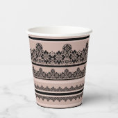 Zwarte kant, openwerk, bruine achtergrond, beige,  papieren bekers (Achterkant)