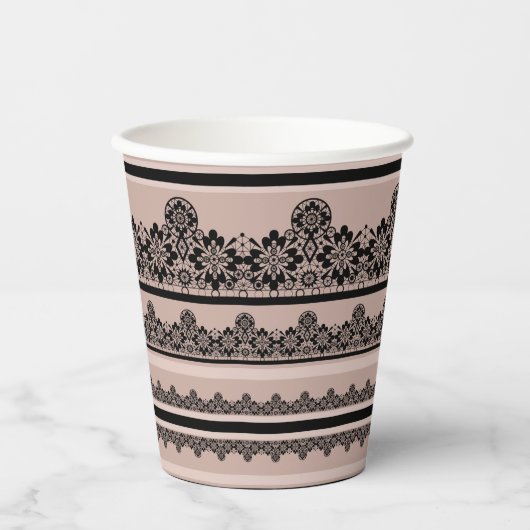 Zwarte kant, openwerk, bruine achtergrond, beige,  papieren bekers (Voorkant)