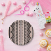 Zwarte kant, openwerk, bruine achtergrond, beige, papieren bordje (Feest)