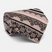 Zwarte kant, openwerk, bruine achtergrond, beige, stropdas (Opgerold)