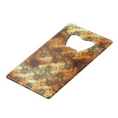 Zwarte kant over gouden hooglichten creditkaart flessenopener (Achterkant Gekanteld)