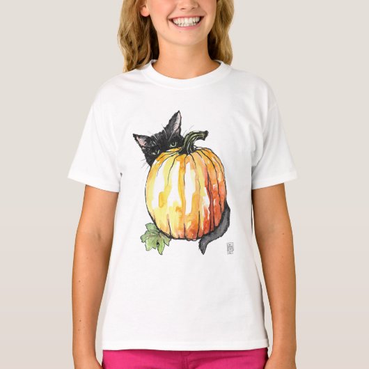 Zwarte kat achter pompoen T-shirt (Voorkant)