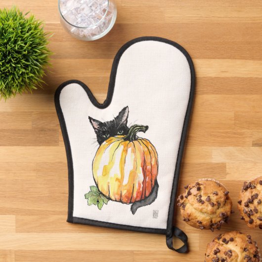Zwarte kat achter pompoenovenhandschoen ovenwant (Top down)