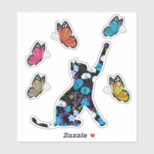 Zwarte kat blauwe bloemen en kleurrijke vlinders