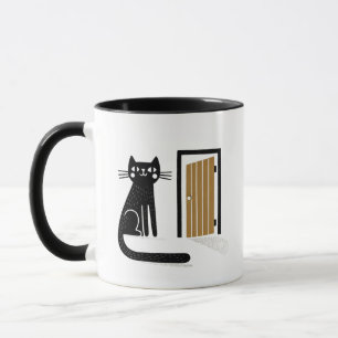 Zwarte kat die aan de deur staat te wachten mok