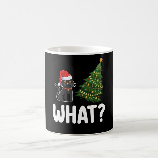 Zwarte kat die een kerstboom duwt Grappig Koffiemok (Center)