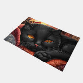 Zwarte kat die voor een open haard ligt deurmat (Schuin)